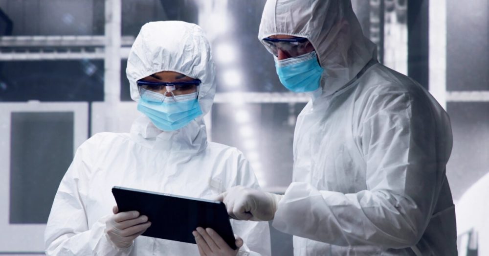Nationalpartitions 403096 researchers with tablet image b1